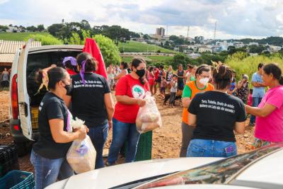 Mulheres de acampamentos e assentamentos do MST partilharam 160 cestas de alimentos